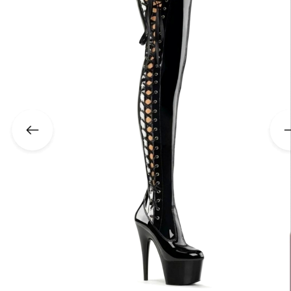 Size 7 Used but in great condition only a couple scrapes on the faux leather